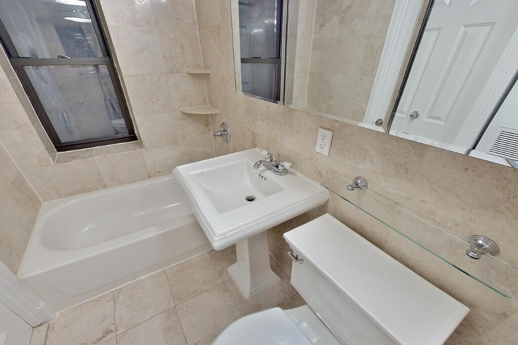 Building Photo - 246 Mott St