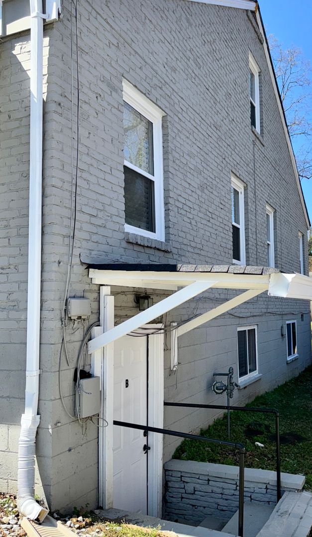 Building Photo - Renovated Garden Level Apartment!