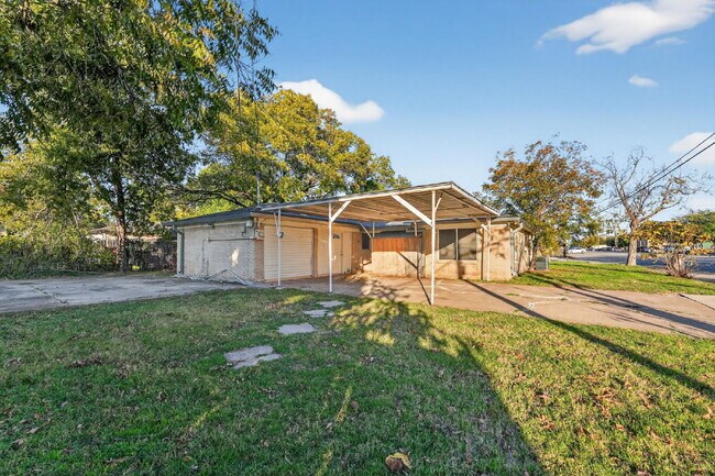 Foto del edificio - Charming 3-Bedroom Home on a Corner Lot in Fort Worth!
