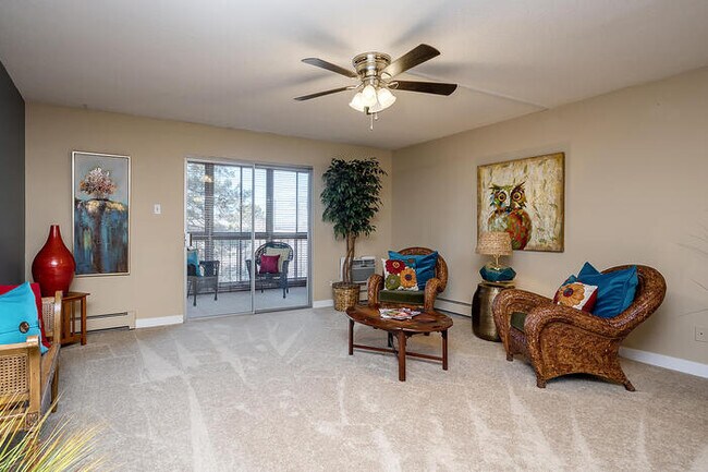 Foto del edificio - Beautiful 55+ Community Condo