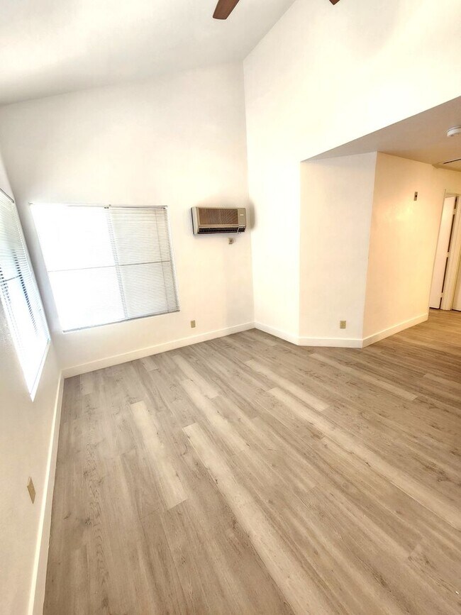 Building Photo - Charming Condo in the city of Las Vegas