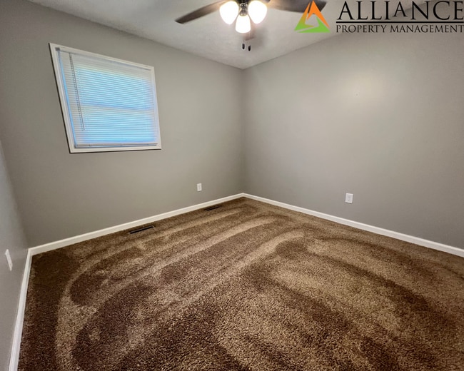 Building Photo - Lovely Home ~ Fenced Yard