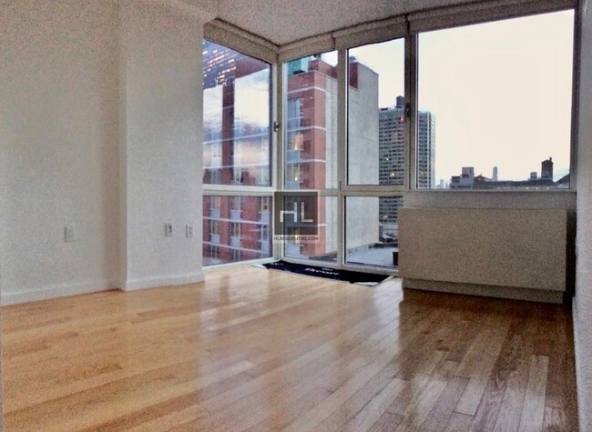 Building Photo - 350 W 37th St