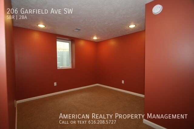 Foto del edificio - 206 Garfield Ave SW