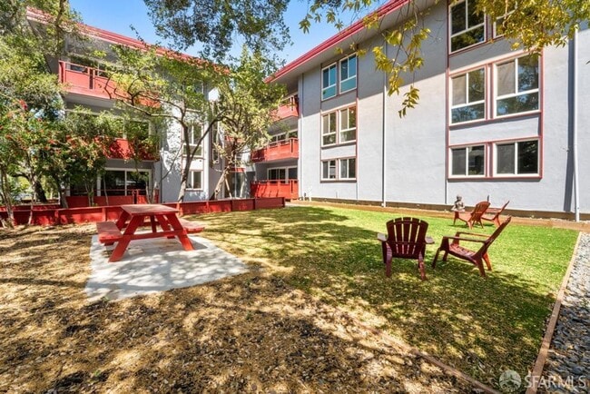 Building Photo - Carlmont Apartments - Entire Building Remodeled - 1 Month Free, No Pet Fee