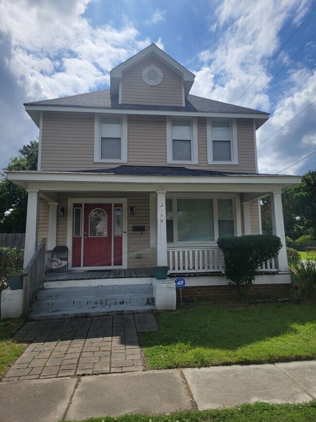Foto del edificio - 4 bedroom 3 baths single family house clos...