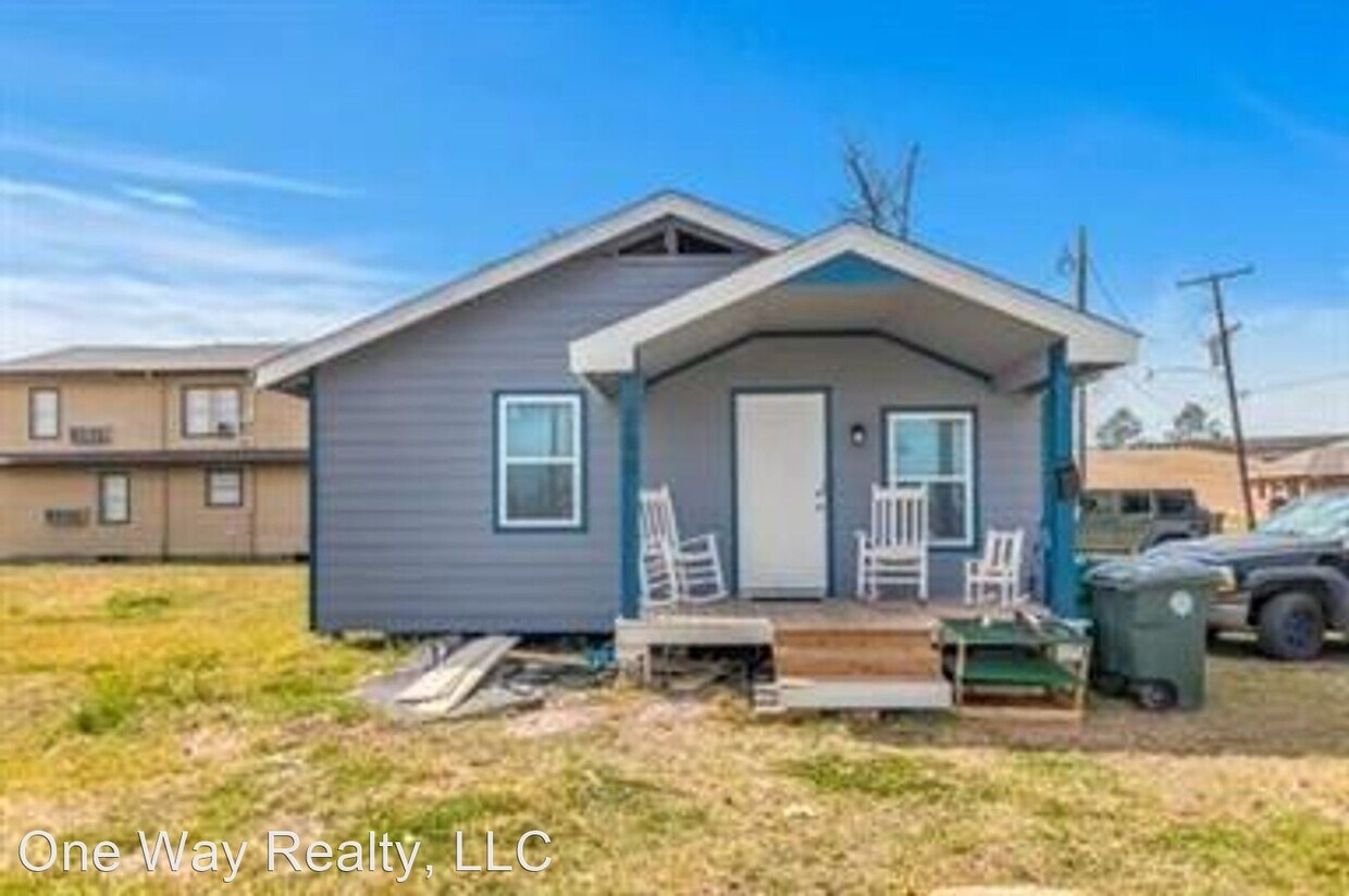 2 br, 1 bath House Cute Cottage! 200 Hol... House Rental in Lake