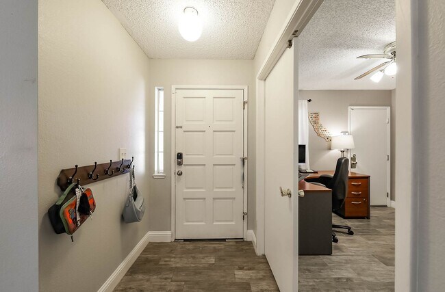 Foto del edificio - 3 Bedrooms with an office in Southwest Bakersfield!!