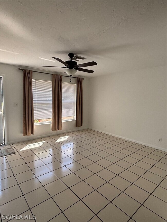 Foto del edificio - 125 Crown Dr