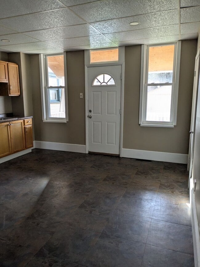 Building Photo - 2 bedroom, 1 bath in Beaver Falls