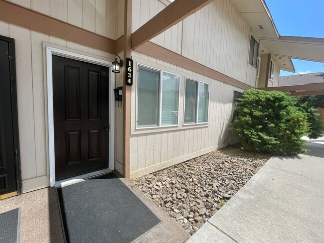 Foto del edificio - 1634 Cherry Ln