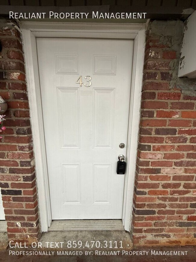 Building Photo - 2021 Cambridge Dr