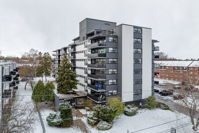 Building Photo - 124 Park Road North