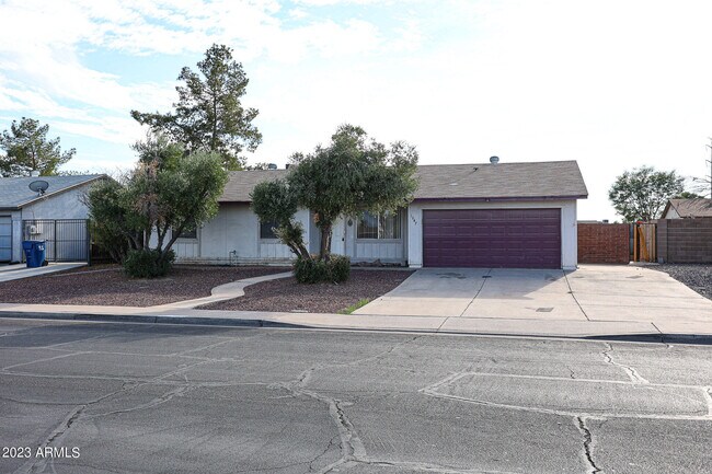 Building Photo - 1047 W Cornell Dr