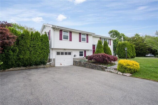 Foto del edificio - 4 Weetamoe Rd