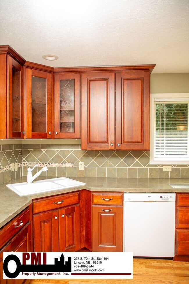 Foto del edificio - 3 Bedroom and 2 bathroom Colonial Hills Ho...