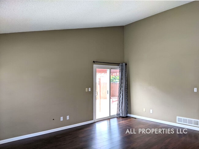 Building Photo - 10467 Robb Dr
