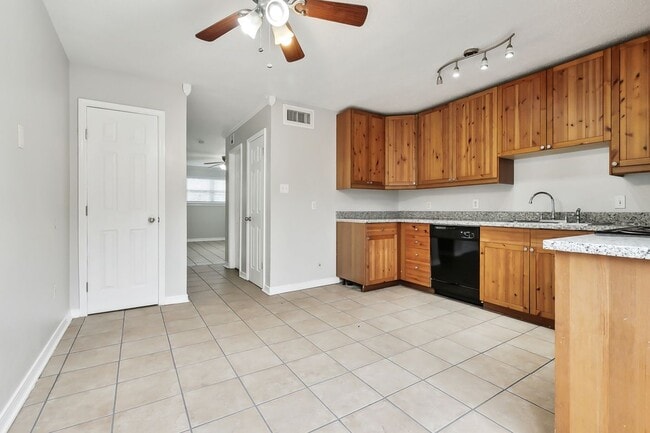 Building Photo - 904 St Julien Dr