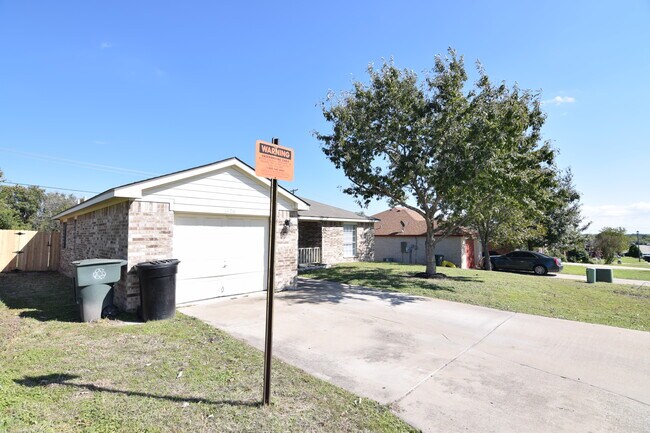 Building Photo - 1406 E Downs Ave