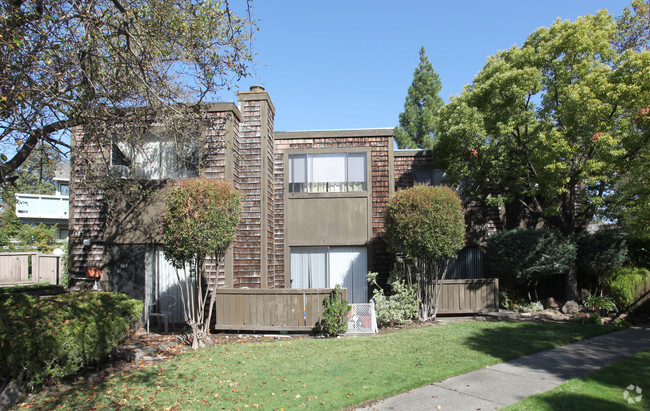 Building Photo - Oak Apartments