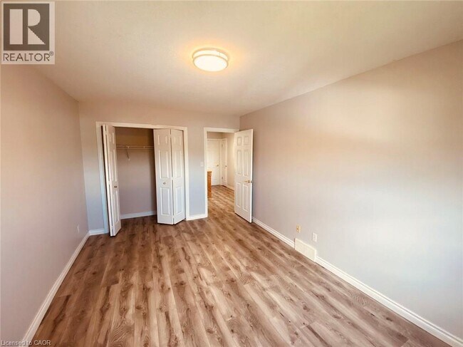 Photo du bâtiment - 668A BUTTERNUT Avenue Unit# Main