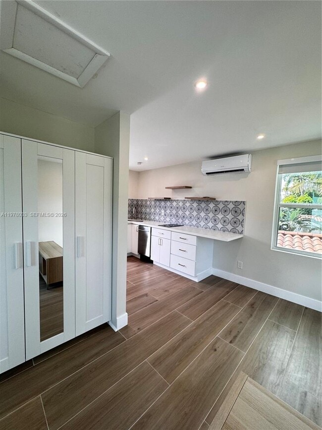 Building Photo - 2855 Royal Palm Ave