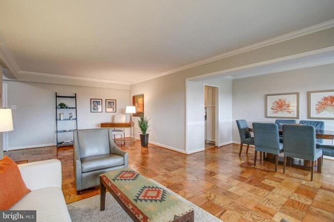 Building Photo - Wesley Heights Two Bedroom, Two Baths, Fur...