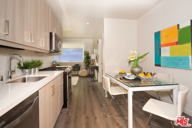 Building Photo - 1100 S Hill St