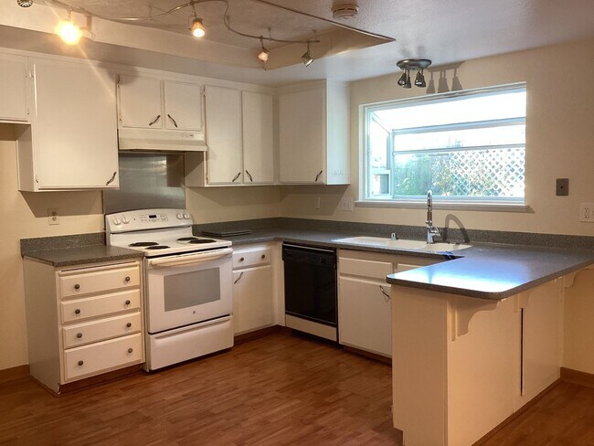 Building Photo - 3/2 rent ready!