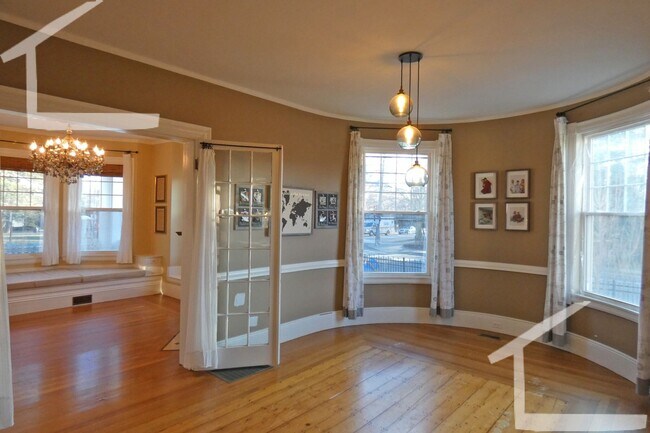 Foto del edificio - Lovely, De-leaded 3-bed, 2-bath Newton Apartment