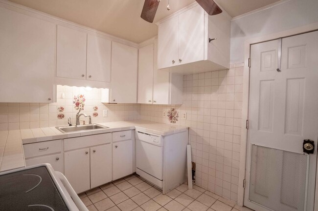 Building Photo - Midtown 3 Bedroom Gem! Available for immed...