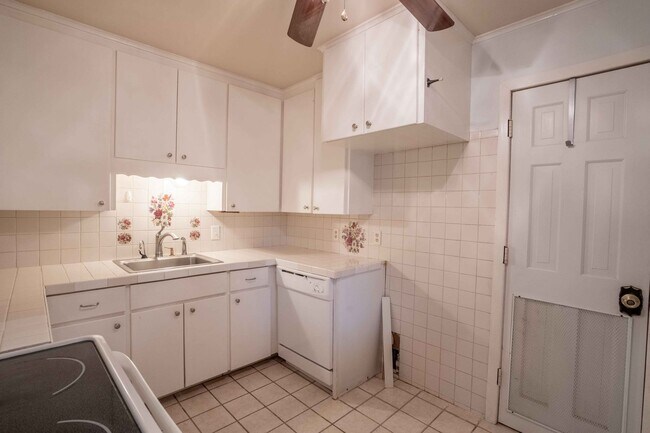 Foto del edificio - Midtown 3 Bedroom Gem! Available for immed...