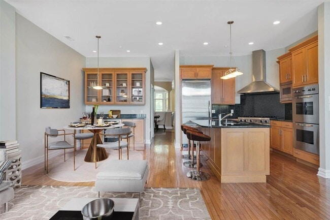 Building Photo - 13 Regency Pl