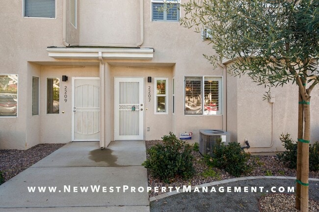 Foto del edificio - Exquisite North Park/University Heights Townhome, Small Pet Ok!