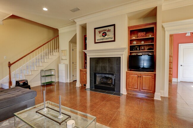 Foto del edificio - FULLY FURNISHED-  AVAILABLE NOW! 3 Bedroom / 3 Bath Fully- Furnished Brick home