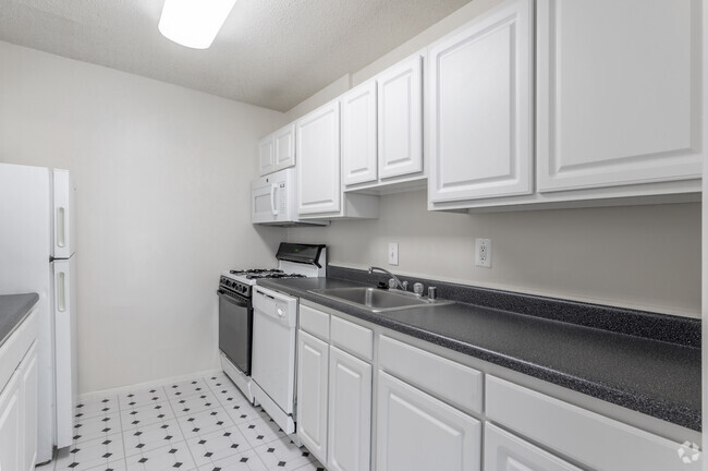 1 BR, 1 BA - 935 SF - London Park Towers Apartments