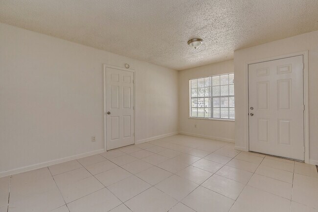 Building Photo - $1,350  3 Bedr/ 1 bath Beautiful Home in D...