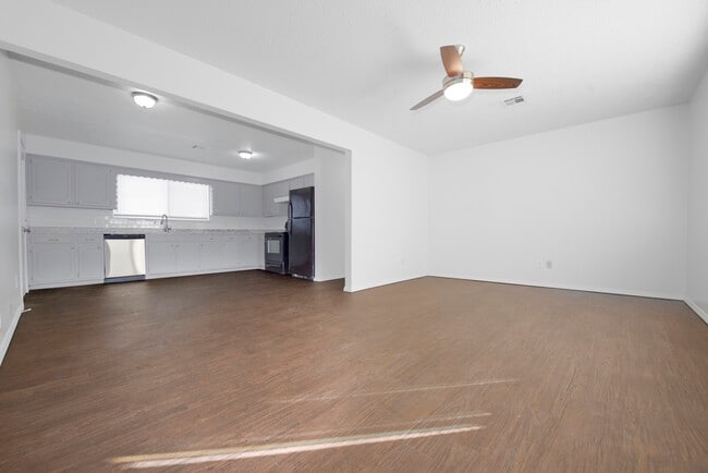 Building Photo - 1404 N Nail Pky