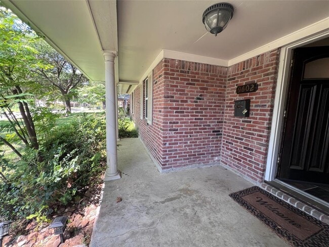 Foto del edificio - 9602 Fairdale Ln