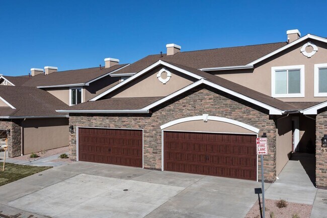 Foto del edificio - Stylish 3-Bedroom Townhome with Fireplace, Modern Kitchen & Spacious Layout!