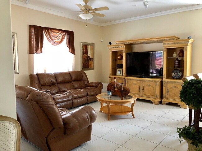 Foto del edificio - "Spacious 4-Bed Oasis with Granite Elegance & Pool in Miami Lakes"