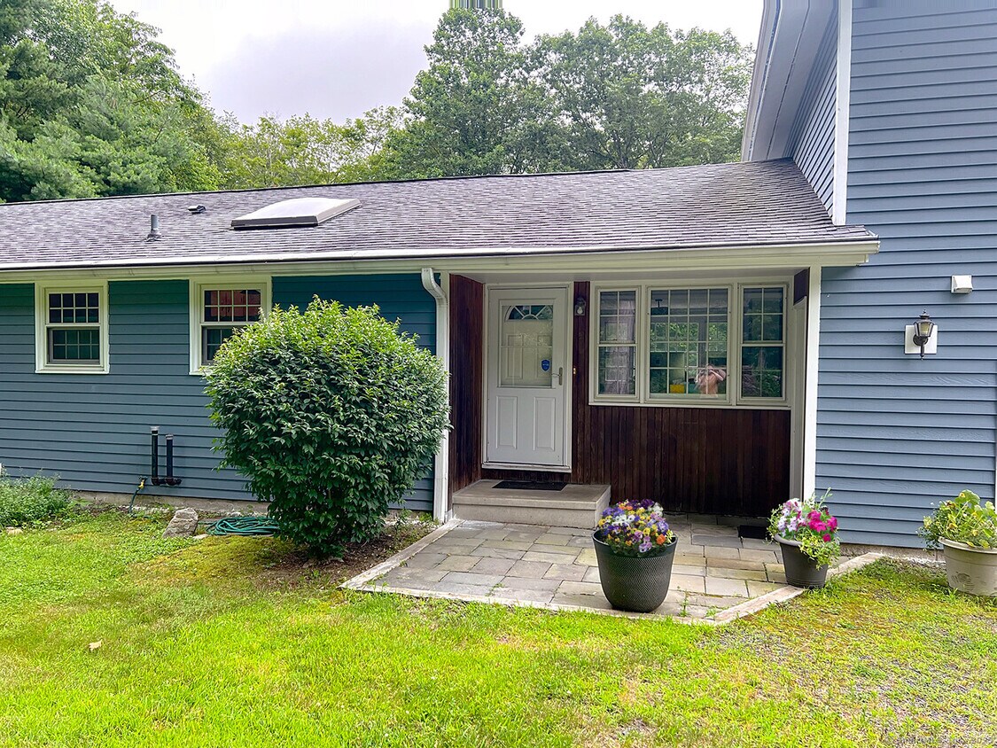 Foto principal - 489 N Roast Meat Hill Rd