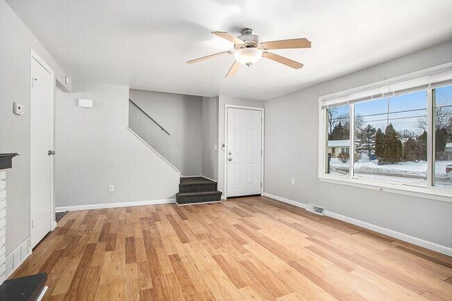 Foto del edificio - $1450- 3-Bed/1.5-Bath Town House Duplex, Basement, Garage, 1300 sq. ft. Attractive remodeled mode...