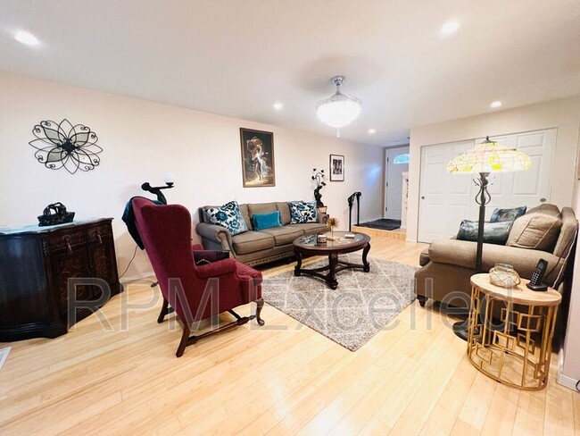 Building Photo - 2855 Forest Ridge Dr SE
