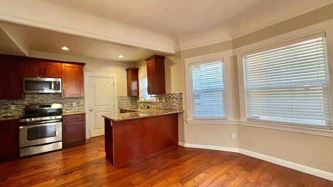 Building Photo - Stunning 4-Bedroom, 2-Bath Home in Popular Neighborhood – Oakland, Emeryville, and Berkeley