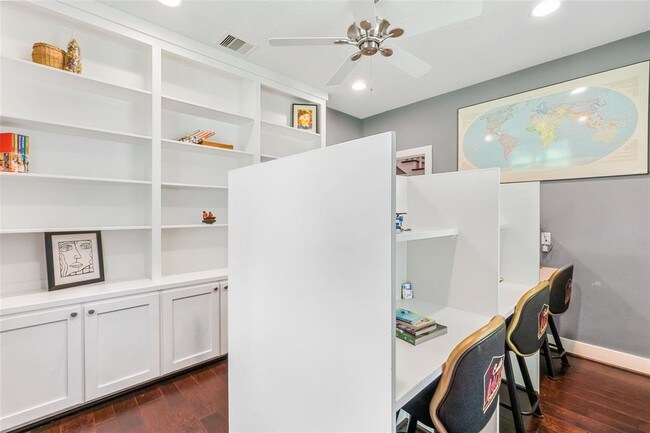 Building Photo - 11 E Lake Forest Ct