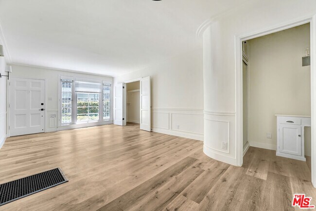 Foto del edificio - 308 S Reeves Dr