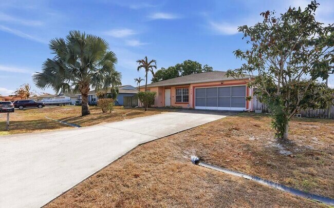 Building Photo - 726 SW Bond Rd