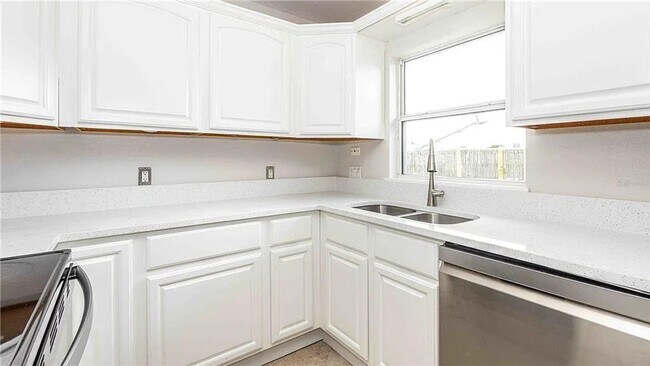 Foto del edificio - Large yard, quiet neighborhood, and conven...
