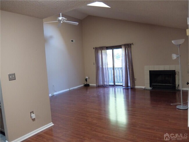 Foto del edificio - 2206 Ravens Crest Dr